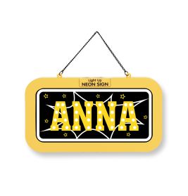 Gelbes und schwarzes Schild mit dem Namen ANNA in gelben Buchstaben, verziert mit Punkten und Sternen.