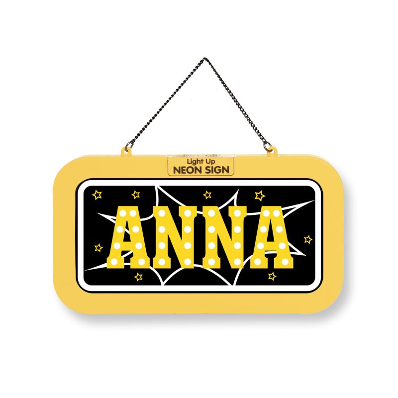Gelbes und schwarzes Schild mit dem Namen ANNA in gelben Buchstaben, verziert mit Punkten und Sternen.