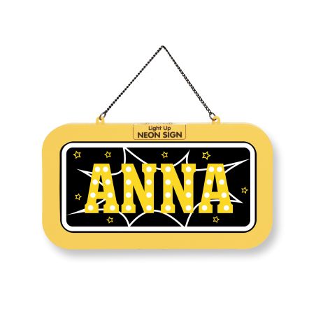 Gelbes und schwarzes Schild mit dem Namen ANNA in gelben Buchstaben, verziert mit Punkten und Sternen.