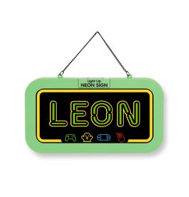 Leuchtreklame mit "LEON" und Spielsymbolen, grün gerahmt und an einer schwarzen Kette hängend.