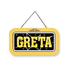 Gelbes Schild mit schwarzer Aufschrift "GRETA", Sterne und Punkte als Dekor, hängt an einer Kette.