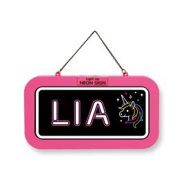 Rosa Neon-Schriftzug "Lia" und bunte Einhorn-Grafik auf schwarzem Hintergrund.
