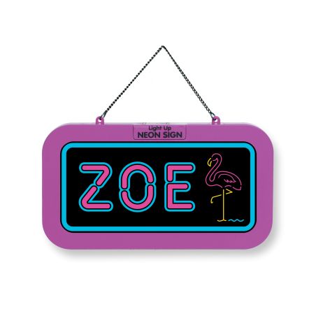 Rechteckiges Neonzeichen mit "ZOE" und Flamingo-Kontur, lila umrandet, hängt an einer Kette.