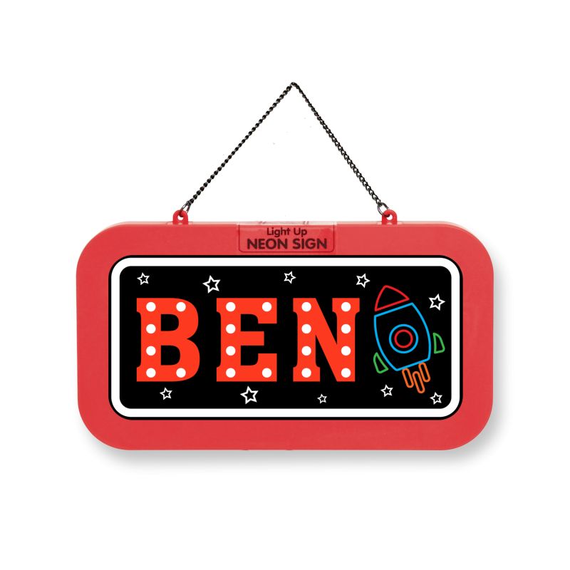 Rotes Neonschild mit dem Namen BEN, weißen Sternen und bunter Rakete auf schwarzem Hintergrund.