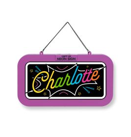 Rechteckiges Neonschild mit bunter Schrift "Charlotte", lila Rand und einer Kette zum Aufhängen.