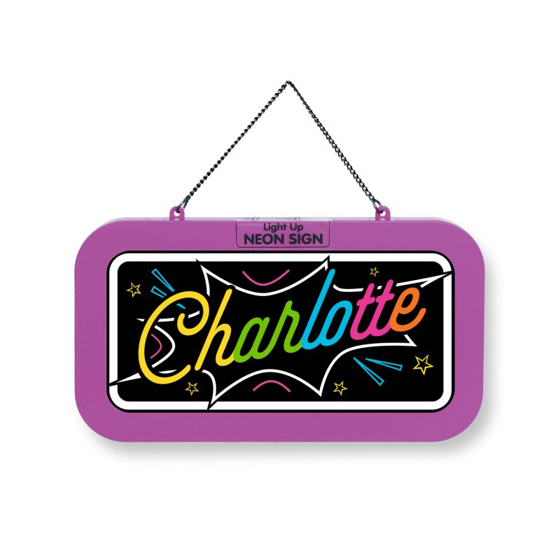 Rechteckiges Neonschild mit bunter Schrift "Charlotte", lila Rand und einer Kette zum Aufhängen.