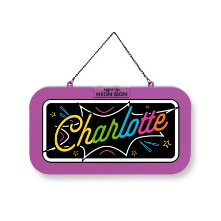 Rechteckiges Neonschild mit bunter Schrift "Charlotte", lila Rand und einer Kette zum Aufhängen.