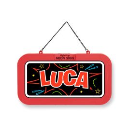 Rotes rechteckiges Schild mit LUCA in weiß-orangenen Buchstaben und bunten Farbakzenten im Hintergrund.