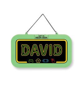 Grünes Neon-Schild mit dem Namen DAVID und kleinen Gaming-Icons darunter, an einer Kette hängend.