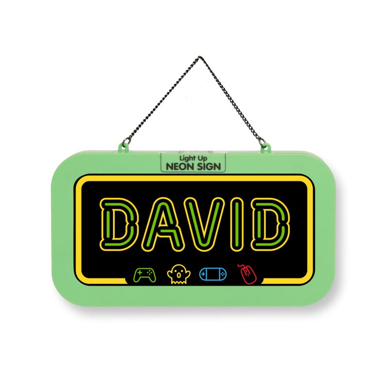 Grünes Neon-Schild mit dem Namen DAVID und kleinen Gaming-Icons darunter, an einer Kette hängend.