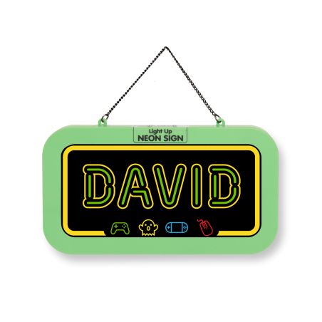 Grünes Neon-Schild mit dem Namen DAVID und kleinen Gaming-Icons darunter, an einer Kette hängend.