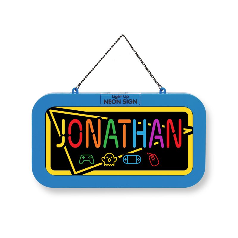 Blaues Neonschild mit dem Namen Jonathan in bunten Buchstaben, Gaming-Symbolen und einer Kette zum Aufhängen.