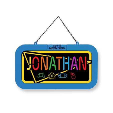 Blaues Neonschild mit dem Namen Jonathan in bunten Buchstaben, Gaming-Symbolen und einer Kette zum Aufhängen.