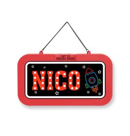 Rotes Schild mit weißen NICO-Punkten, Neonrakete, Sternen und einer Hängekette oben.
