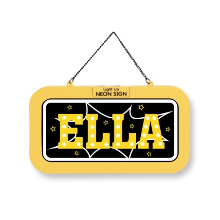 Gelbes und schwarzes Schild mit dem Namen ELLA in fetten Buchstaben, verziert mit Sternen und Lichtern.