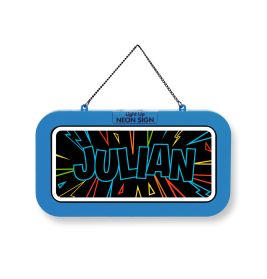 Blaues Neonschild mit bunten Blitzen und dem Namen JULIAN in fetten Buchstaben.