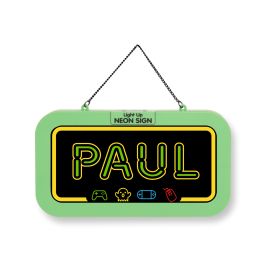 Grünes Neonschild mit gelbem Schriftzug "PAUL", umgeben von Gaming-Icons, hängt an einer Kette.