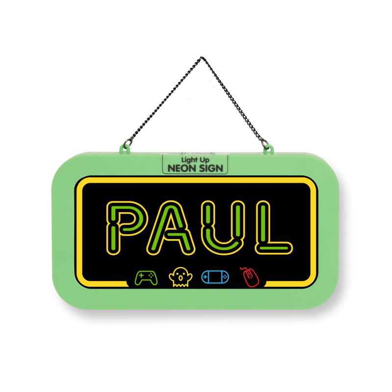 Grünes Neonschild mit gelbem Schriftzug "PAUL", umgeben von Gaming-Icons, hängt an einer Kette.