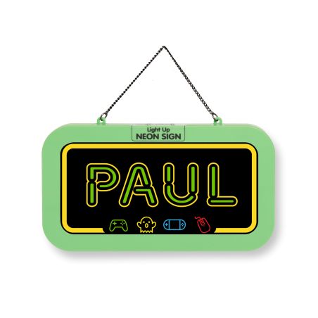 Grünes Neonschild mit gelbem Schriftzug "PAUL", umgeben von Gaming-Icons, hängt an einer Kette.