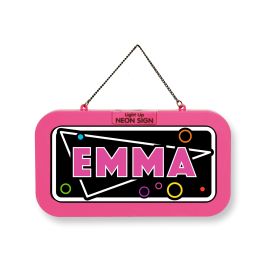 Pinkes Neon-Schild mit bunten Punkten und der Aufschrift EMMA in fetten Buchstaben, aufgehängt an einer Kette.