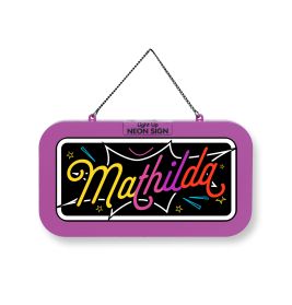 Lilanes Neonschild mit dem Namen Mathilda in bunten Buchstaben, aufgehängt an einer Kette.
