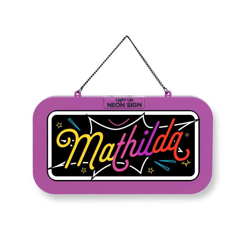 Lilanes Neonschild mit dem Namen Mathilda in bunten Buchstaben, aufgehängt an einer Kette.