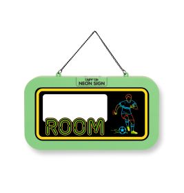 Grünes Neonschild mit dem Wort ROOM und der Abbildung eines Fußballspielers beim Torschuss.