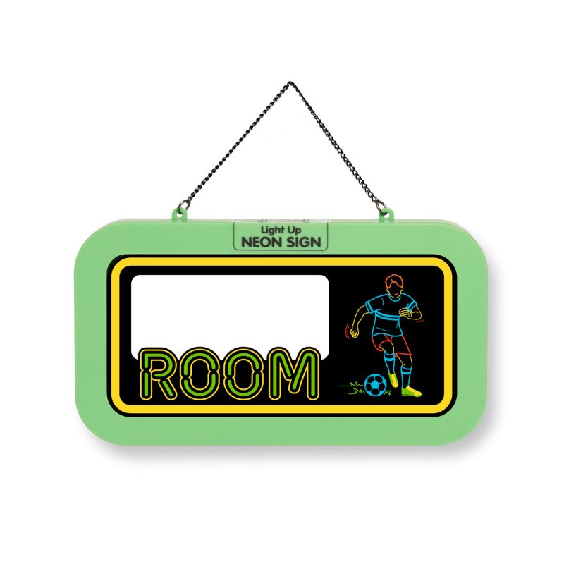 Grünes Neonschild mit dem Wort ROOM und der Abbildung eines Fußballspielers beim Torschuss.