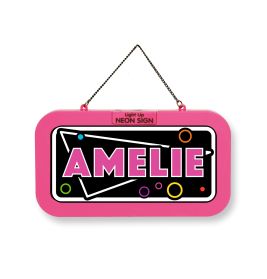 Ein pinkes Neon-Schild mit der Aufschrift AMELIE in fetten Buchstaben, bunten Kreisen und einer Hängekette.