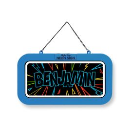 Rechteckiges Neonschild mit blauem "BENJAMIN", umgeben von bunten Blitzen, hängt an einer Kette.