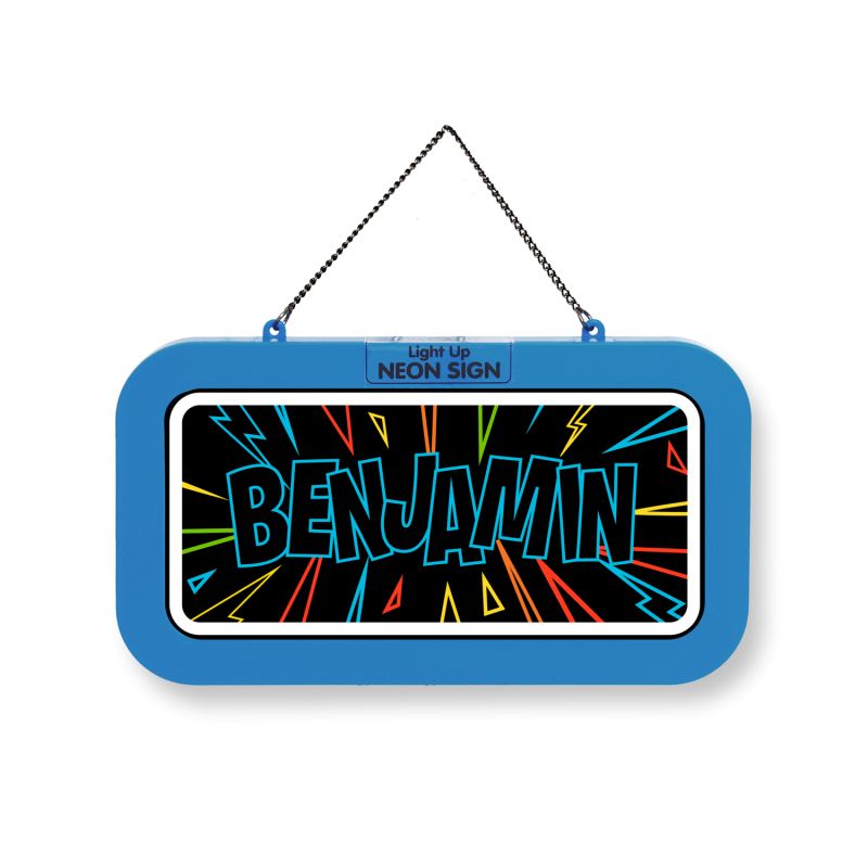 Rechteckiges Neonschild mit blauem "BENJAMIN", umgeben von bunten Blitzen, hängt an einer Kette.