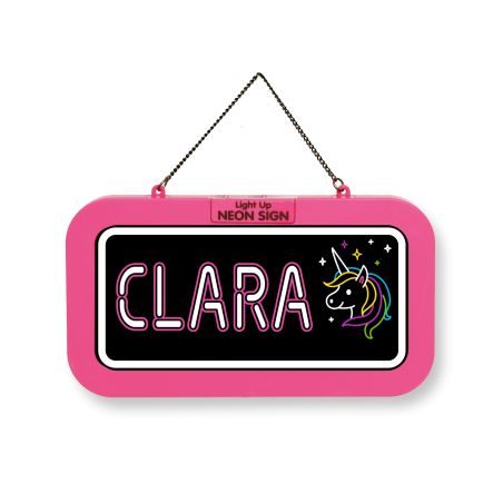 Pinkes Neon-Schild mit dem Namen CLARA und einem bunten Einhorn, hängend an einer Kette.