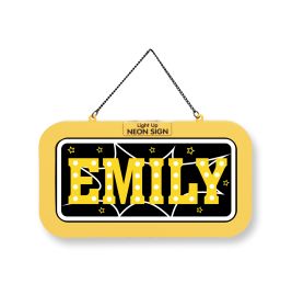 Ein gelb-schwarzes Neonschild zeigt mit weißen Lichtern "EMILY", umgeben von kleinen Sternen.