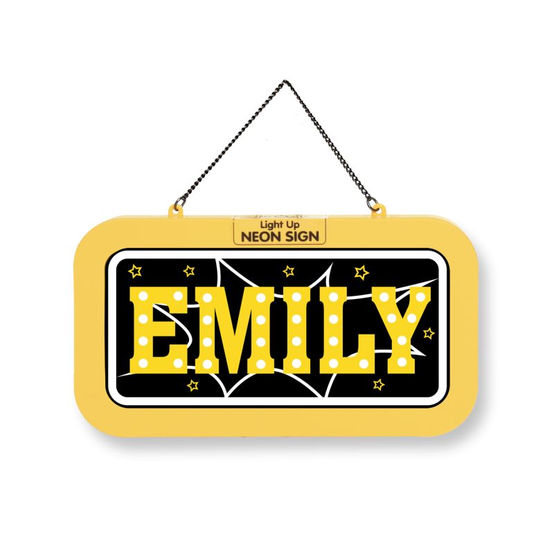 Ein gelb-schwarzes Neonschild zeigt mit weißen Lichtern "EMILY", umgeben von kleinen Sternen.