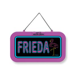 Lila Neonschild mit "FRIEDA" und rosa Flamingo, aufgehängt an einer schwarzen Kette.