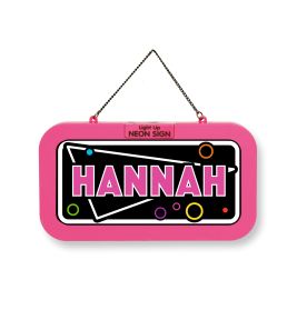 Rechteckiges pinkes Neon-Schild mit dem Namen HANNAH in fetten Buchstaben und bunten Kreisen, an einer Kette hängend.