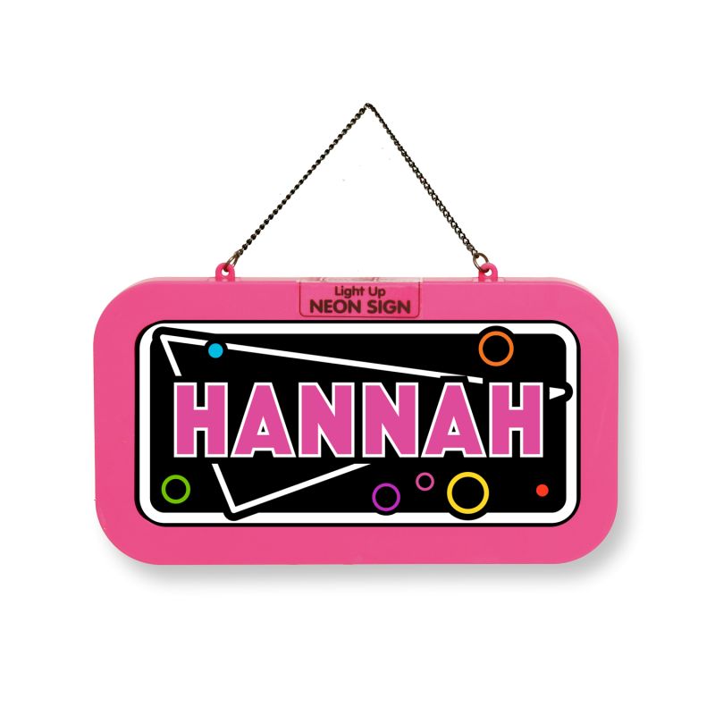 Rechteckiges pinkes Neon-Schild mit dem Namen HANNAH in fetten Buchstaben und bunten Kreisen, an einer Kette hängend.
