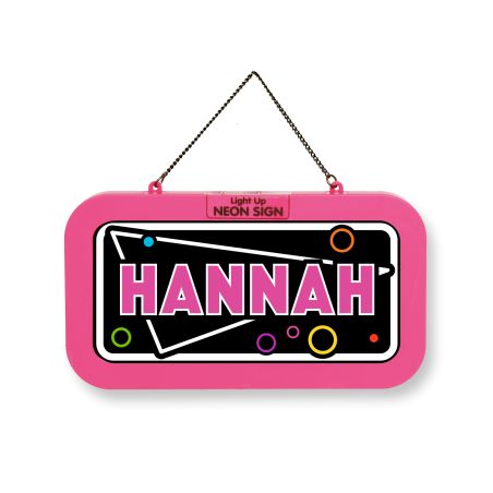 Rechteckiges pinkes Neon-Schild mit dem Namen HANNAH in fetten Buchstaben und bunten Kreisen, an einer Kette hängend.