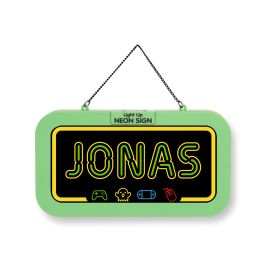 Grünes Neon-Schild mit dem Namen JONAS und kleinen Gaming-Icons, aufgehängt an einer Kette.