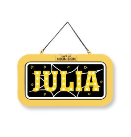 Gelbes Neonschild mit dem Namen JULIA in fetten Buchstaben, verziert mit Sternen.