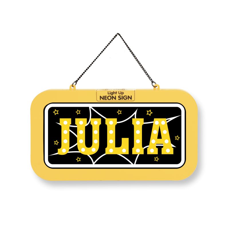 Gelbes Neonschild mit dem Namen JULIA in fetten Buchstaben, verziert mit Sternen.