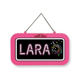 Leuchtreklame in Pink mit dem Namen LARA und bunter Einhornzeichnung vor schwarzem Hintergrund.