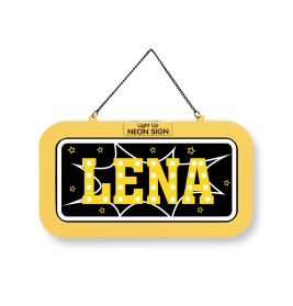 Ein gelb-schwarzes Schild mit dem Namen LENA in leuchtenden Lichtern im Marquee-Stil und Sternen.