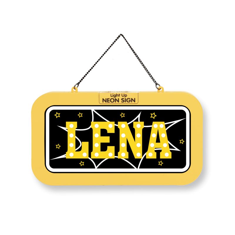 Ein gelb-schwarzes Schild mit dem Namen LENA in leuchtenden Lichtern im Marquee-Stil und Sternen.