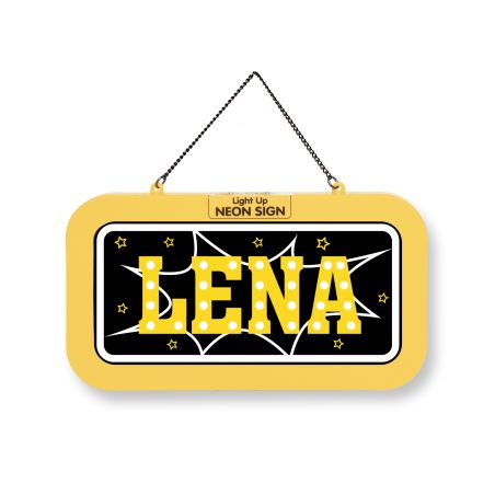 Ein gelb-schwarzes Schild mit dem Namen LENA in leuchtenden Lichtern im Marquee-Stil und Sternen.