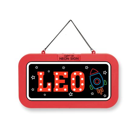 Rotes Schild mit Schriftzug LEO in Leuchtbuchstaben, Sternen und bemalter Rakete, an einer Kette hängend.