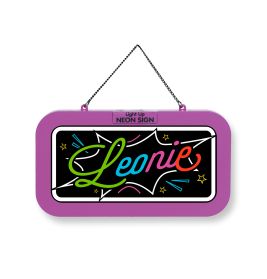 Lila Neonzeichen mit dem Namen Leonie in bunter, leuchtender Schrift, umgeben von Sternen.
