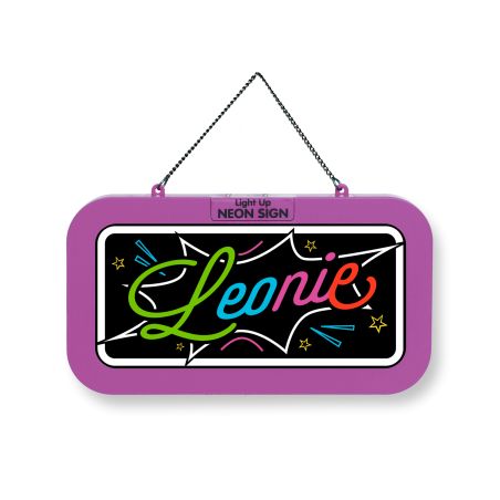 Lila Neonzeichen mit dem Namen Leonie in bunter, leuchtender Schrift, umgeben von Sternen.
