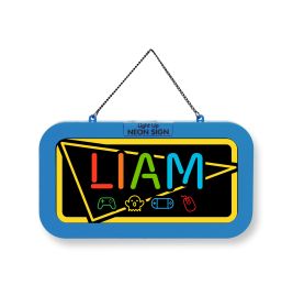 Blaue Neon-Leuchttreklame mit dem Namen LIAM und bunten Gaming-Icons, aufgehängt an einer Kette.
