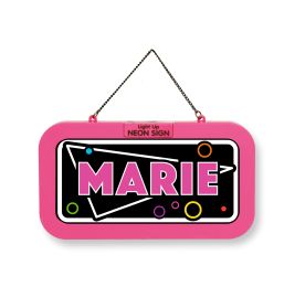 Ein pinkes Neon-Schild mit dem Namen MARIE in fetten Buchstaben, bunten Kreisen und einer Hängekette.